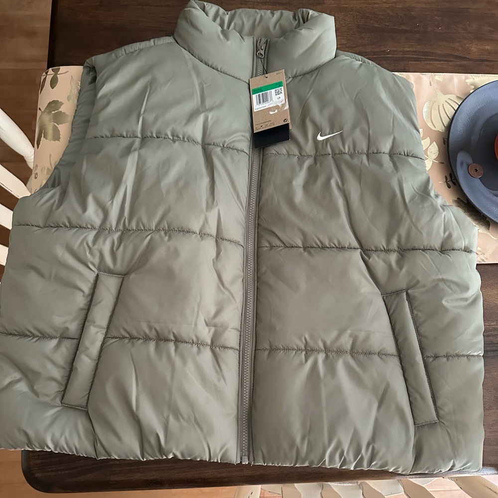 Nike Puffer Jacket in light green